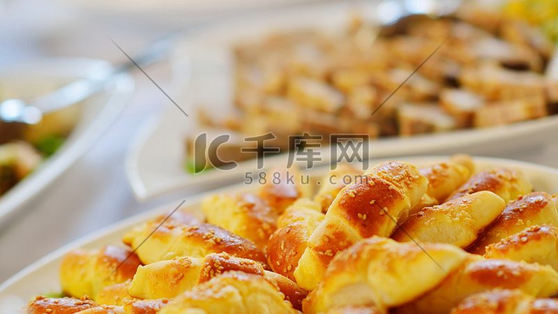 那么，如何辨别正宗的重庆火锅底料呢？以下是一些辨别方法：